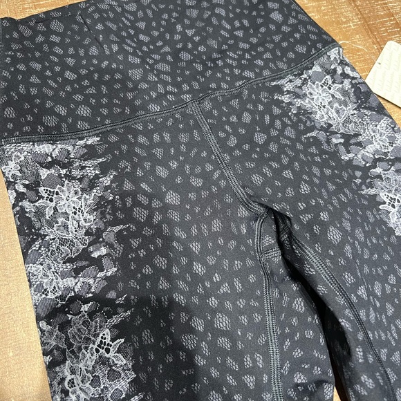🆕 Lululemon Wunder Under Hi-Rise Leggings
Overlace Ice Grey Black - Picture 7 of 9